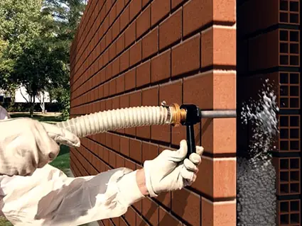Insuflado de perlas de EPS Neopor en la cámara de una fachada de ladrillo