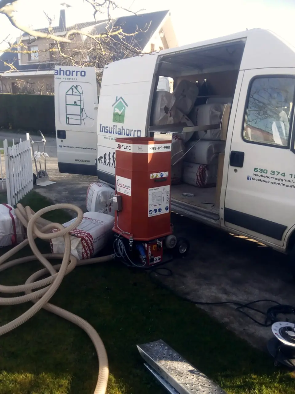 Furgoneta de Insuflahorro con la máquina de insuflado