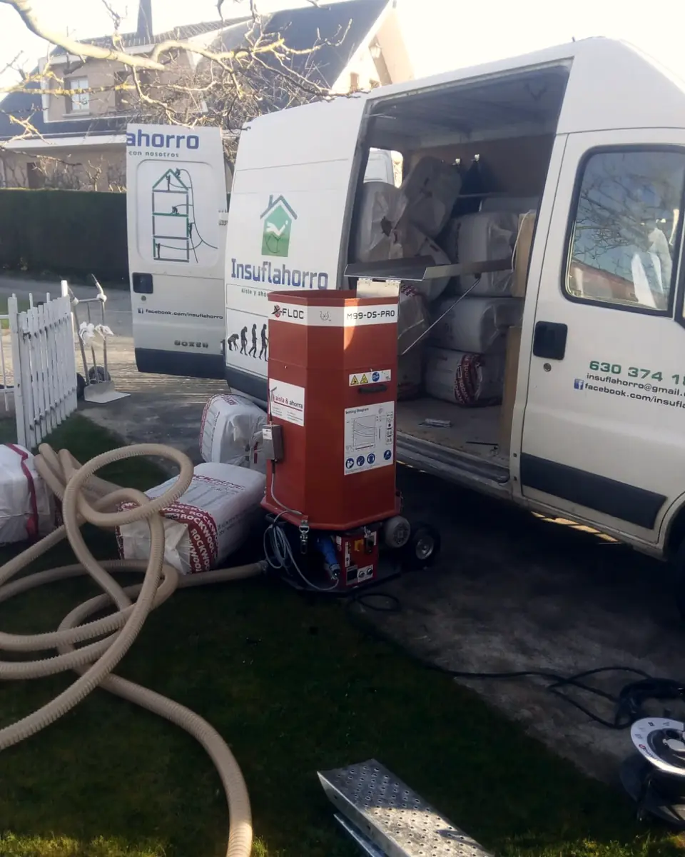 Furgoneta de Insuflahorro con la máquina de insuflado y los sacos de aislante