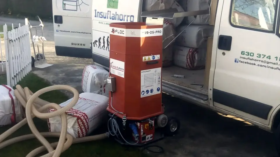 Furgoneta y máquina de insuflado de Insuflahorro